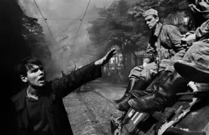 La Russia di Putin - Invasione delle truppe del Patto di Varsavia davanti alla sede della radio a Praga, J. Koudelka