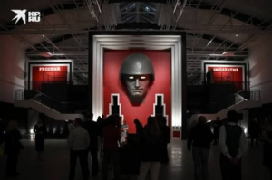 L'estetica del potere e del sacrificio militare nella Russia di Putin, catturata nell'allestimento monumentale della mostra "L'imperativo russo"
